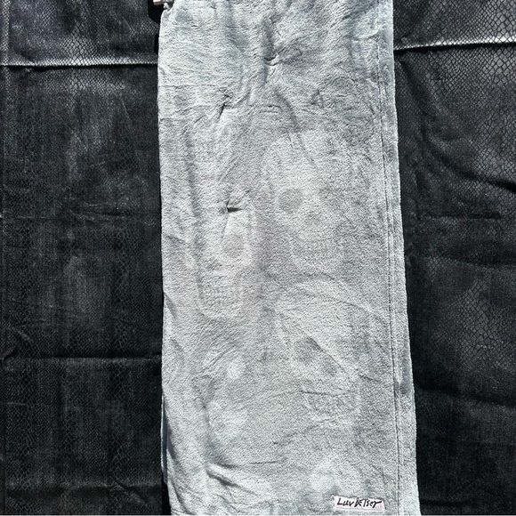 Betsey Johnson gray skull skeleton head throw blanket - Picture 4 of 5